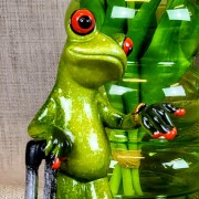 FIGURKA ŻABA Z WALIZKĄ PODRÓŻNIK 16CM