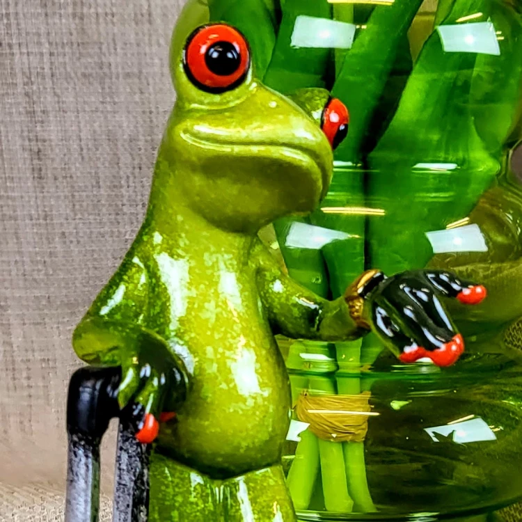 FIGURKA ŻABA Z WALIZKĄ PODRÓŻNIK 16CM