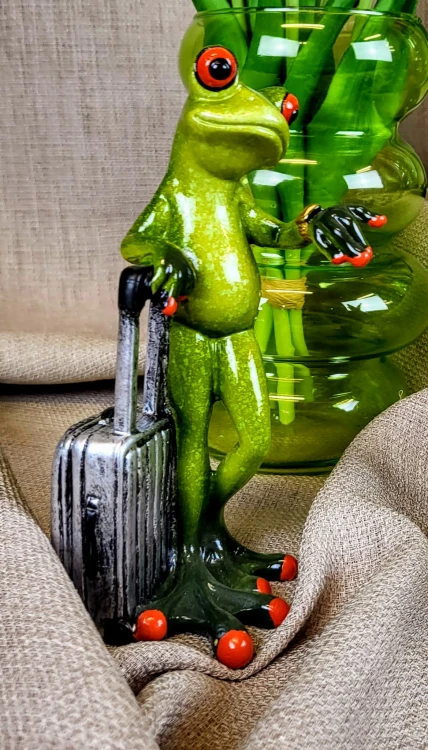 FIGURKA ŻABA Z WALIZKĄ PODRÓŻNIK 16CM