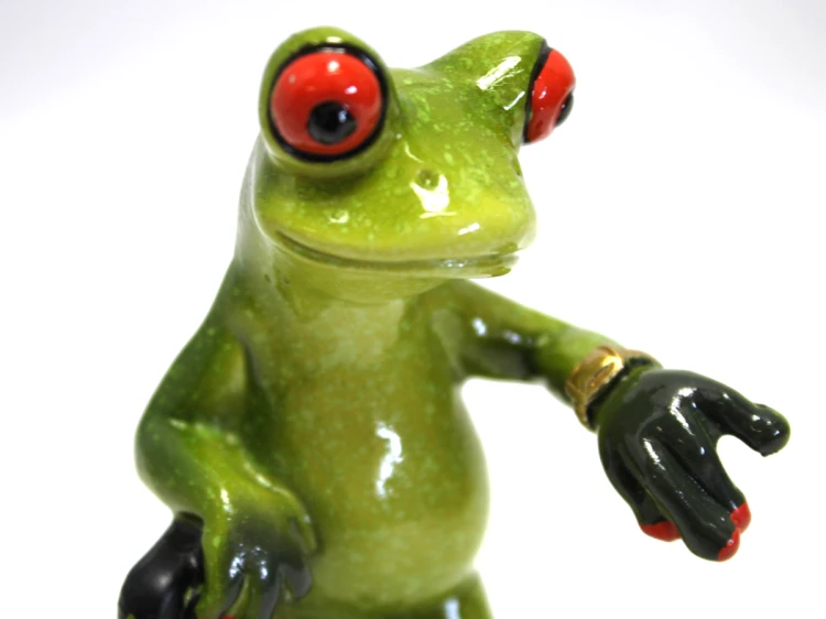 FIGURKA ŻABA Z WALIZKĄ PODRÓŻNIK 16CM
