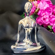FIGURKA CERAMICZNA KOBIETA YOGA SREBRNA PREZENT