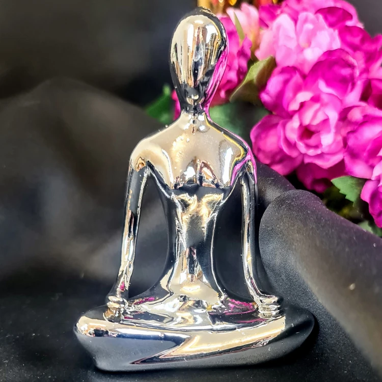 FIGURKA CERAMICZNA KOBIETA YOGA SREBRNA PREZENT