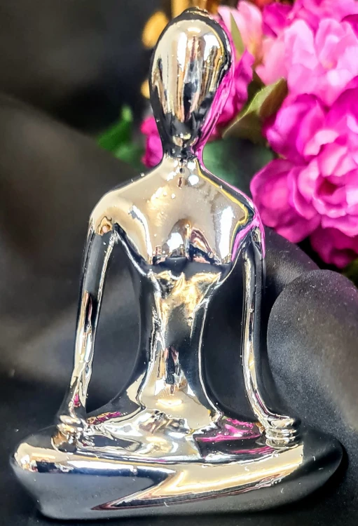FIGURKA CERAMICZNA KOBIETA YOGA SREBRNA PREZENT
