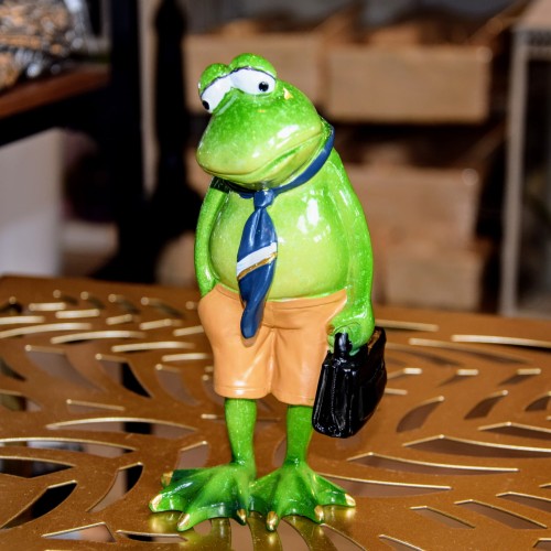 FIGURKA ŻABA Z TECZKĄ SZEF KIEROWNIK 17CM
