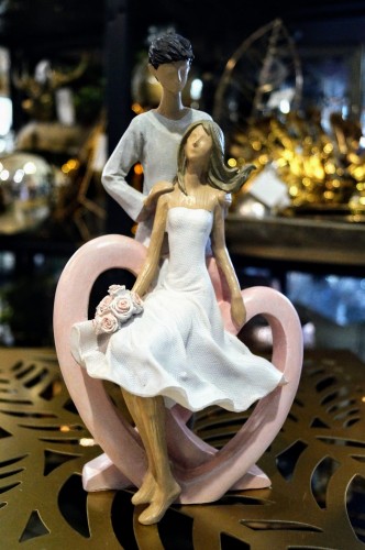FIGURKA PARA NA SERCU ZAKOCHANI PREZENT 24,5CM