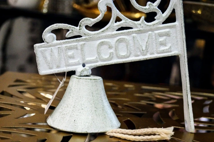 ŻELIWNY DZWON BIAŁY WELCOME 17 × 21 × 9 cm