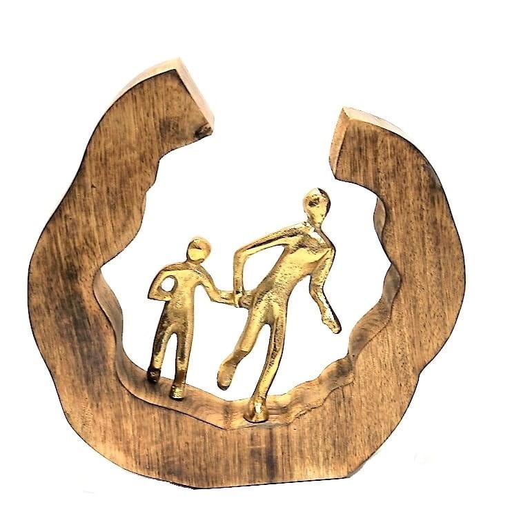 FIGURKA PARA RODZINA ZŁOTA W DREWNIANEJ PODKOWIE