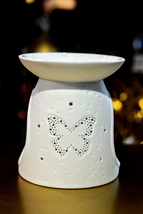 DOMEK NA OLEJEK PORCELANOWY Z MOTYLKIEM