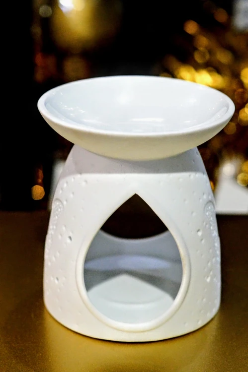 DOMEK NA OLEJEK PORCELANOWY Z MOTYLKIEM