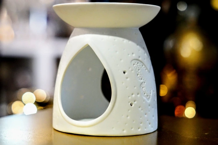 DOMEK NA OLEJEK PORCELANOWY Z MOTYLKIEM
