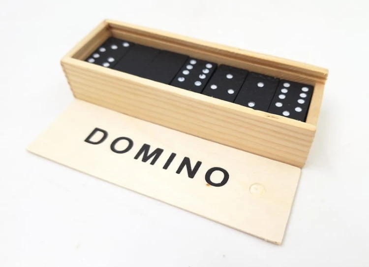 GRA DOMINO W PUDEŁKU DREWNIANYM