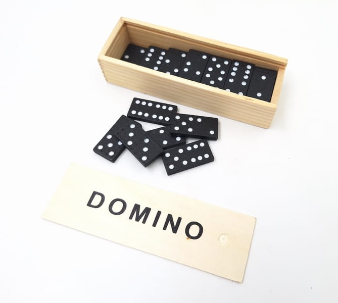 GRA DOMINO W PUDEŁKU DREWNIANYM