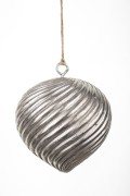 BOMBKA DEKORACJA WISZĄCA SREBRNA 13x11x11CM
