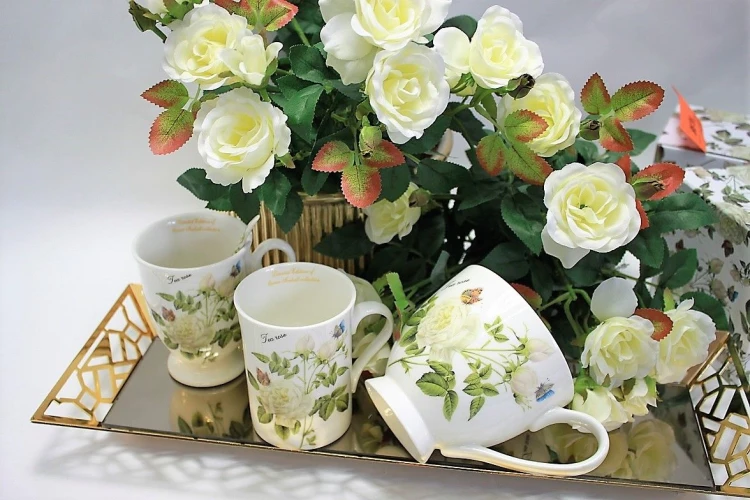 KUBEK PORCELANOWY BIAŁY W RÓŻE 300 ML W PUDEŁKU