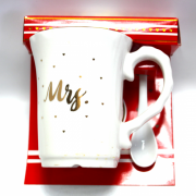 PREZENT KUBEK Z NAPISEM "MRS" PLUS ŁYŻECZKA