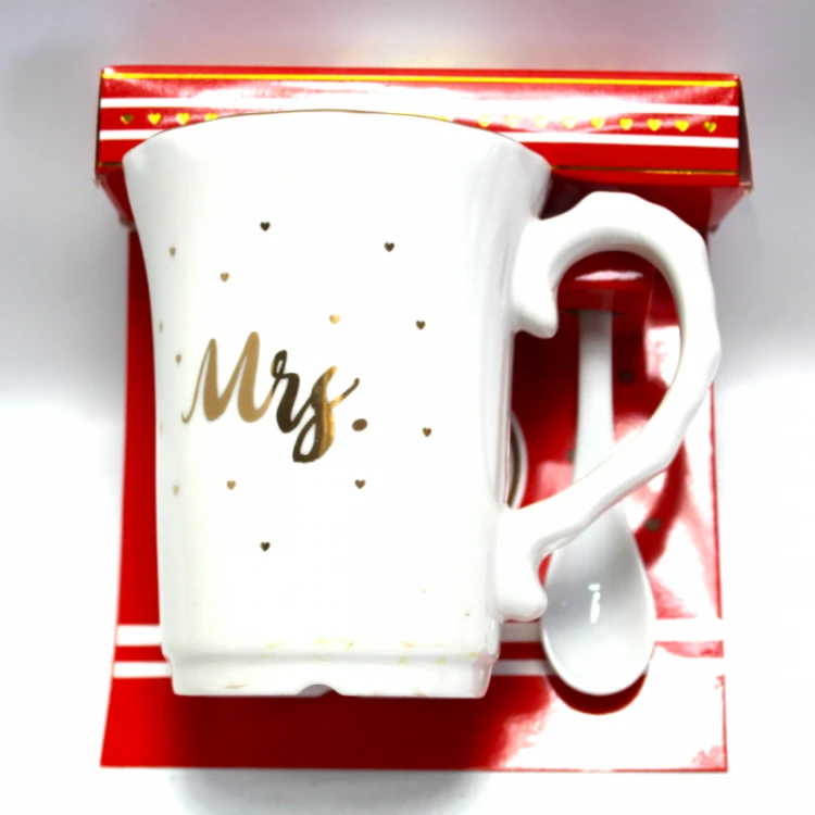 PREZENT KUBEK Z NAPISEM "MRS" PLUS ŁYŻECZKA