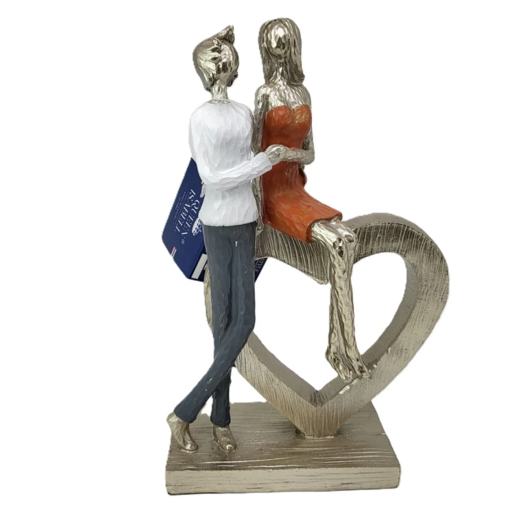 FIGURKA PARA ZAKOCHANYCH Z SERCEM 23CM