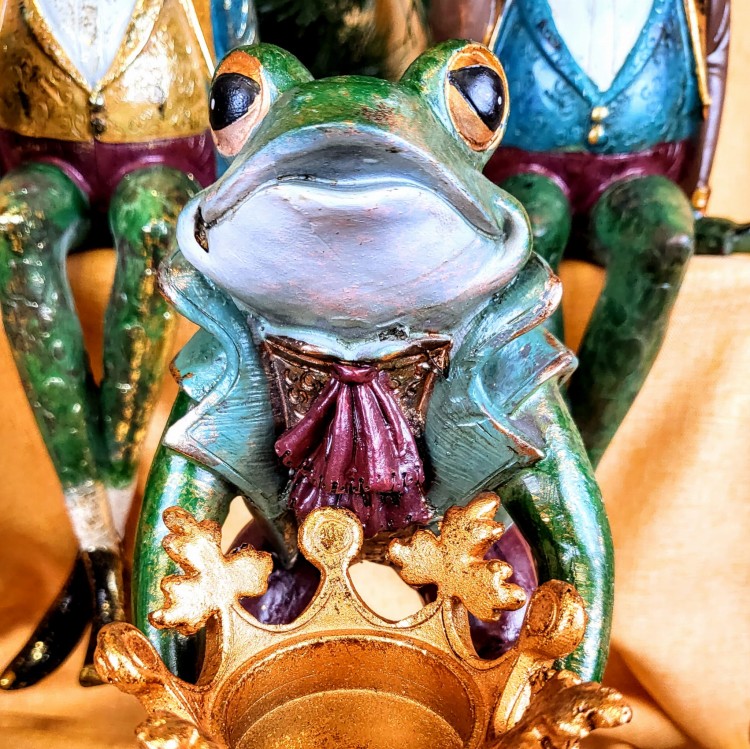 FIGURKA ŻABA Z KORONĄ ŚWIECZNIK PIERROT