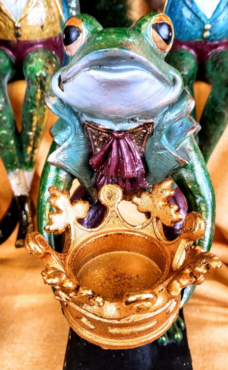 FIGURKA ŻABA Z KORONĄ ŚWIECZNIK PIERROT