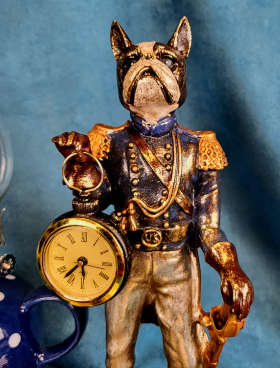 FIGURKA PIES Z ZEGARKIEM PIERROT