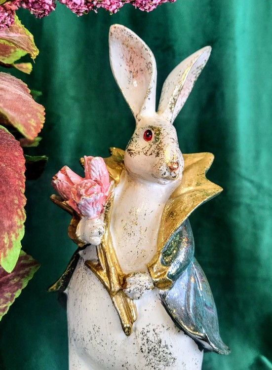 FIGURKA KRÓLIK ZAJĄC Z BUKIETEM PIERROT