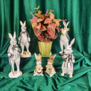 FIGURKA KRÓLIK ZAJĄC Z BUKIETEM PIERROT