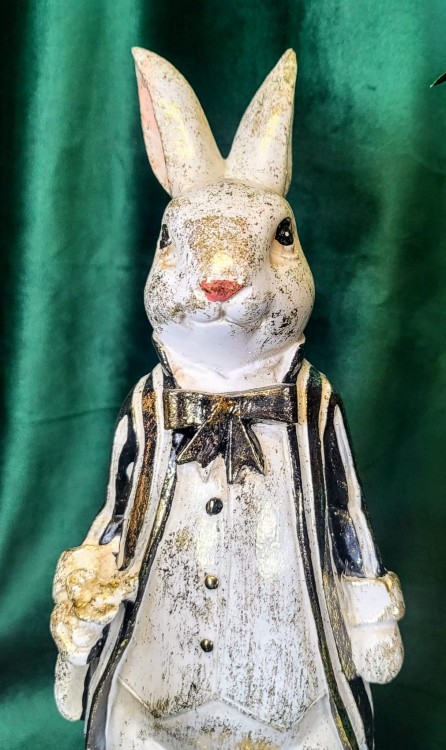 FIGURKA KRÓLIK Z JAJKIEM PIERROT