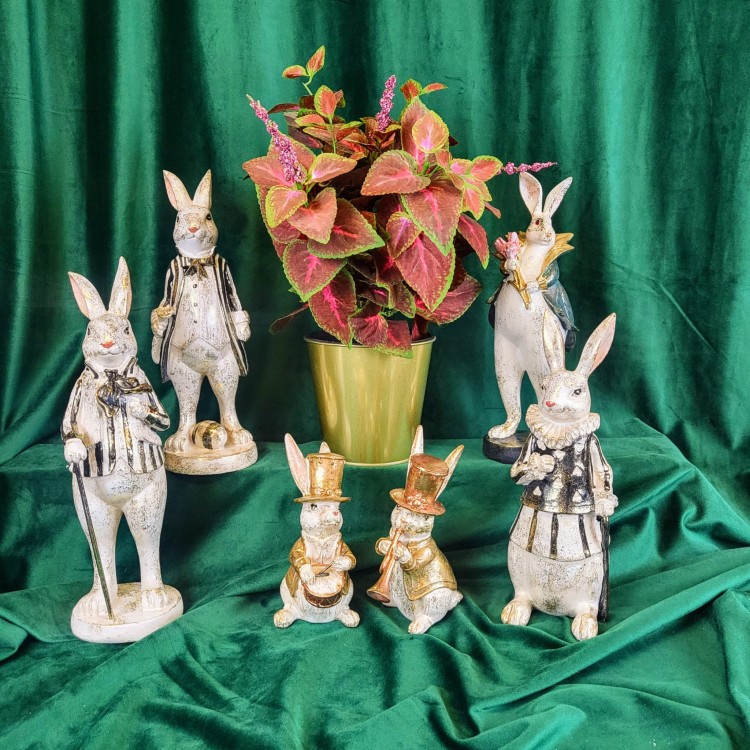 FIGURKA KRÓLIK Z JAJKIEM PIERROT