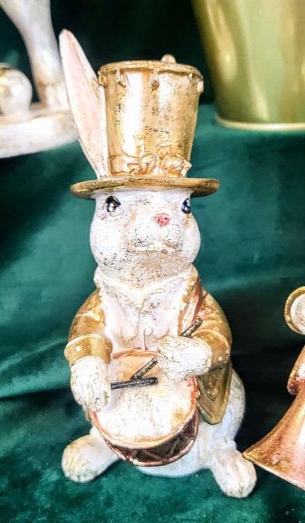 FIGURKA KRÓLIK Z BĘBENKIEM PIERROT