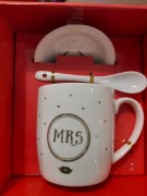 PREZENT KUBEK Z NAPISEM "MRS" PLUS ŁYŻECZKA 2 WZORY