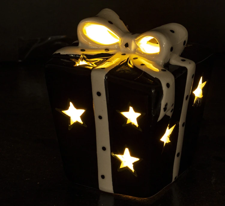 FIGURKA PREZENT CERAMICZNY LED 9,5x7,5x7,5cm