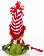 ŚWIĄTECZNA FIGURKA ŻABA W CZAPCE I SZALIKU 14CM