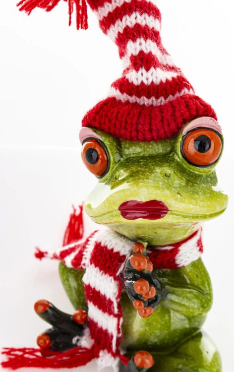 ŚWIĄTECZNA FIGURKA ŻABA W CZAPCE I SZALIKU 14CM
