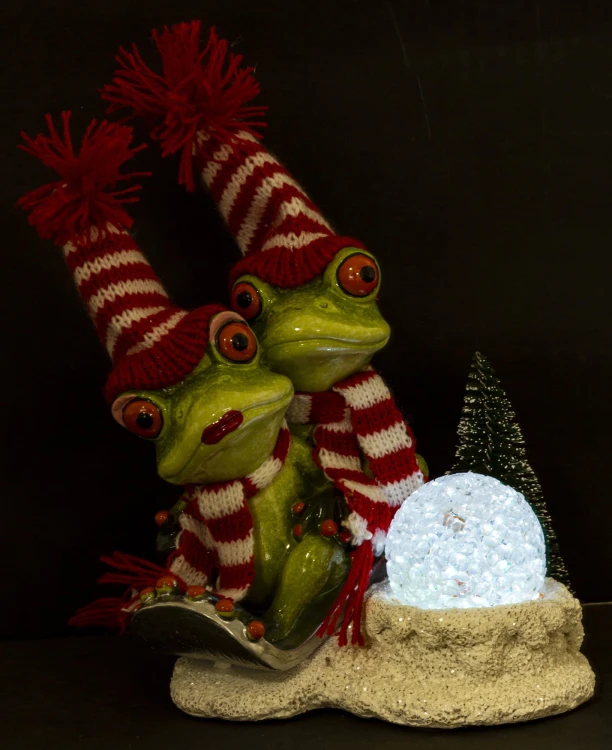 ŚWIĄTECZNA FIGURKA ŻABY Z OŚWIETLENIEM LED 19,5CM