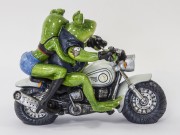 FIGURKA PARA ŻAB NA MOTOCYKLU