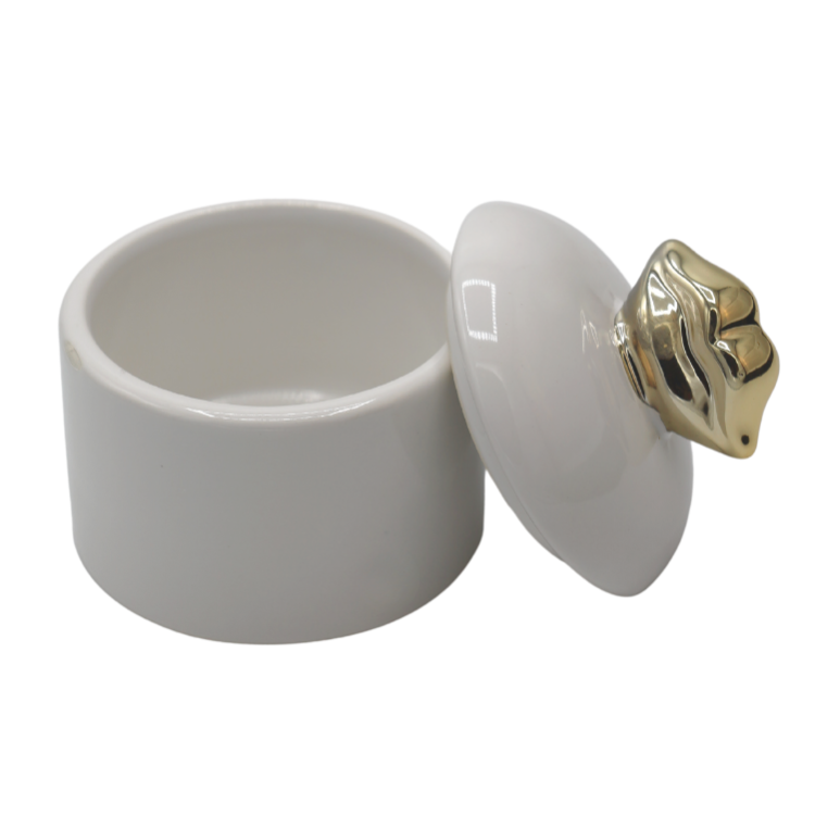 PUZDERKO CERAMICZNE BIAŁE ZE ZŁOTYMI USTAMI 8,2x8,2x9,8 cm