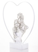 FIGURKA RODZICE Z DZIECKIEM NA RĘKU W METALOWYM SERCU 29x28x6,5
