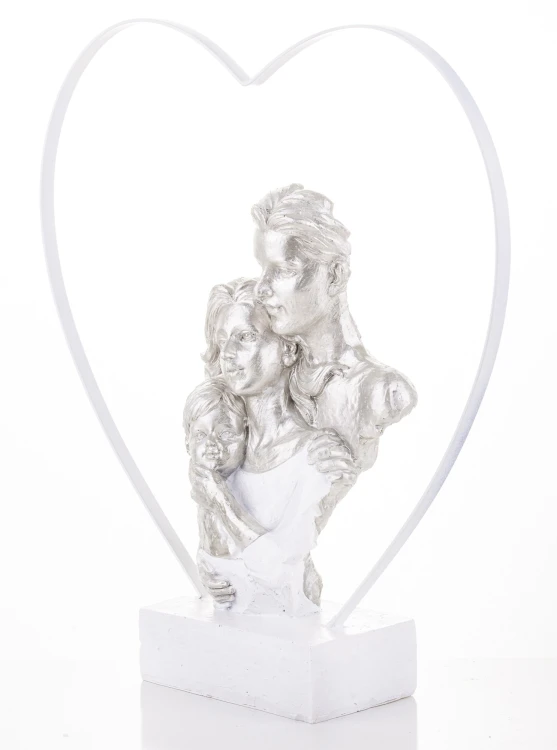 FIGURKA RODZICE Z DZIECKIEM NA RĘKU W METALOWYM SERCU 29x28x6,5