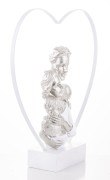 FIGURKA RODZICE Z DZIECKIEM NA RĘKU W METALOWYM SERCU 29x28x6,5