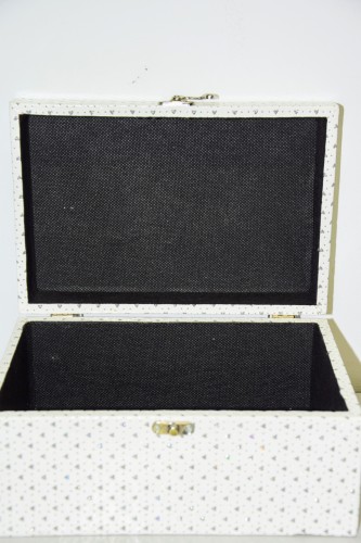 SZKATULKA-BIALA-ZAMYKANA-W-SREBRNE-SERDUSZKA