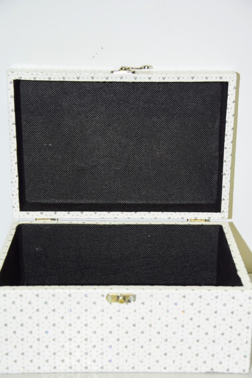 SZKATULKA-BIALA-ZAMYKANA-W-SREBRNE-SERDUSZKA