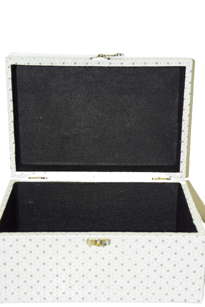 SZKATULKA-BIALA-ZAMYKANA-W-SREBRNE-SERDUSZKA