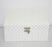 SZKATULKA-BIALA-ZAMYKANA-W-SREBRNE-SERDUSZKA