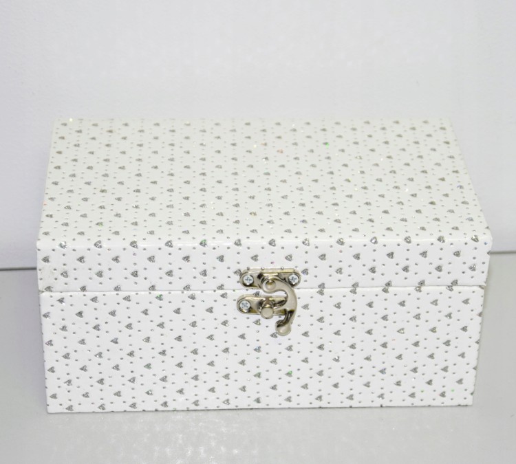 SZKATULKA-BIALA-ZAMYKANA-W-SREBRNE-SERDUSZKA