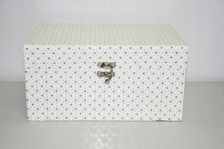 SZKATULKA-BIALA-ZAMYKANA-W-SREBRNE-SERDUSZKA