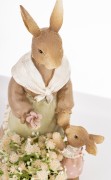 Figurka Zające z Koszem Kwiatów – Wielkanocna Ozdoba