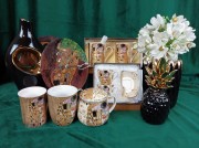 KUBEK CERAMICZNY Z METALOWYM ZAPARZACZEM G. KLIMT POCAŁUNEK 450 ML W ELEGANCKIM PUDEŁKU PREZENTOWYM - SERIA PORDUKTÓW