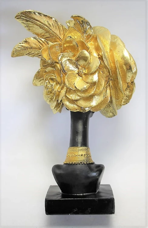 CZARNO-ZŁOTA FIGURKA AFROAMERYKANKA 19,5X30X12 CM POPIERSIE DUŻY ZŁOTY KALPELUSZ W KSZTAŁCIE KWIATÓW I PIÓR, ZŁOTY NASZYJNIK