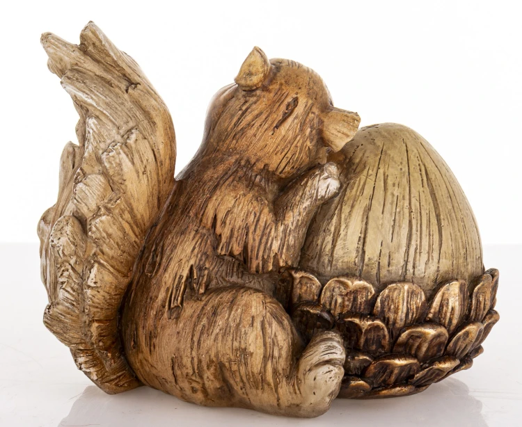 Figurka Dekoracyjna Śpiąca Wiewiórka z Żołędziem 13 cm